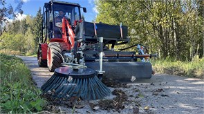 Щетка коммунальная с передним бункером для универсального погрузчика Polar Badger 10698